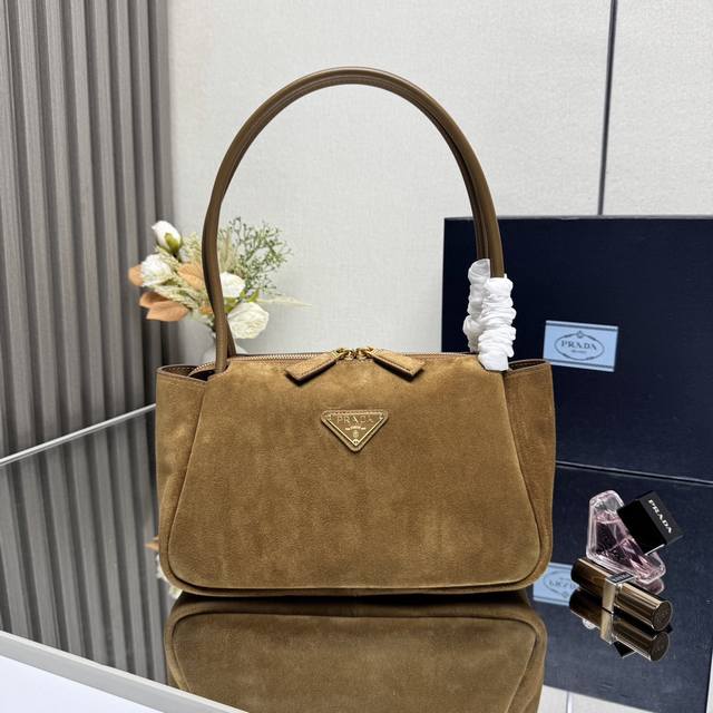 顶级原单 磨砂皮 新款1Ba444肩背款到货啦这款肩背款采用口磨砂皮，内配进口牛皮里布，顶级五金。又可手提又可肩背，内配2个隔层，容量空间大，又简约又实用，上身