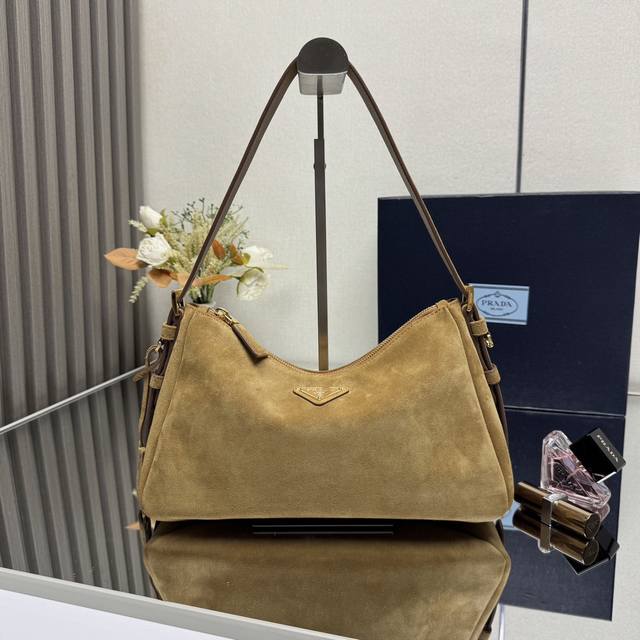 顶级原单 小号磨砂皮 新款Aimee腋下包1Bc229这款鹿皮Hobo腋下包设计气质简约，采用进口磨砂牛皮，正面金属三角形珐琅徽标，配有可拆卸皮革肩带，皮质细腻