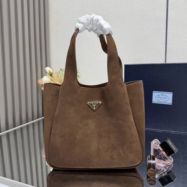 顶级原单 新款 大号 菜篮子1Bg335磨砂皮这款菜篮子采用进口磨砂皮，内配进口小羊皮，格层多多，空间大又轻巧，经典迷你好看又好用，上身效果可可爱爱，太美了专柜