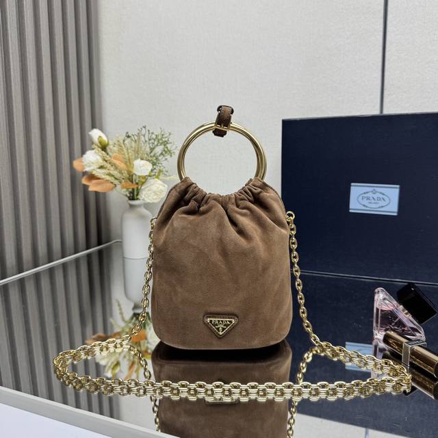 顶级原单 新款水桶包1Bc227磨砂皮这款迷你水桶包采用柔软的Nappa磨砂皮革材质,金属圆环提手设计,可拆卸链条肩带,上身效果百分百回头率简约又时尚又可爱容量 顶级原单 新款水桶包1Bc227磨砂皮这款迷你水桶包采用柔软的Nappa磨砂皮革材质,金属圆环提手设计,可拆卸链条肩带,上身效果百分百回头率简约又时尚又可爱容量