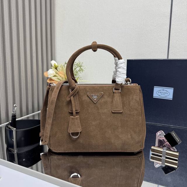 顶级原单 中号28Cm磨砂皮皮带手腕扣 新款杀手包1Ba863到货Saffiano鹿皮革 皮革双提手 可拆卸可调式皮革肩带 镀金配件 可拆卸皮革钥匙环，三角形皮