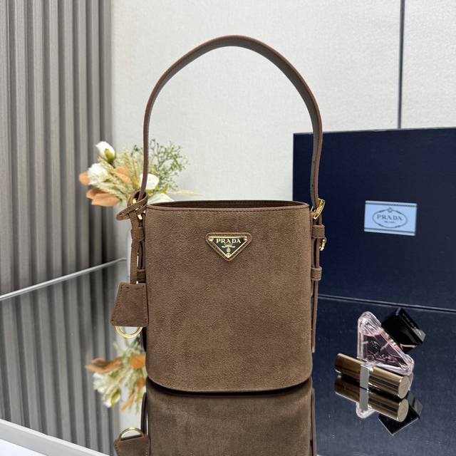 顶级原单 新款水桶包1Be078鹿绒皮小号這款靈活易搭的水桶袋設計極簡，以柔軟的麂皮製作。肩带可调节，内配进口羊皮，答量空间大，上身效果又时尚潮流，冬天必备，值