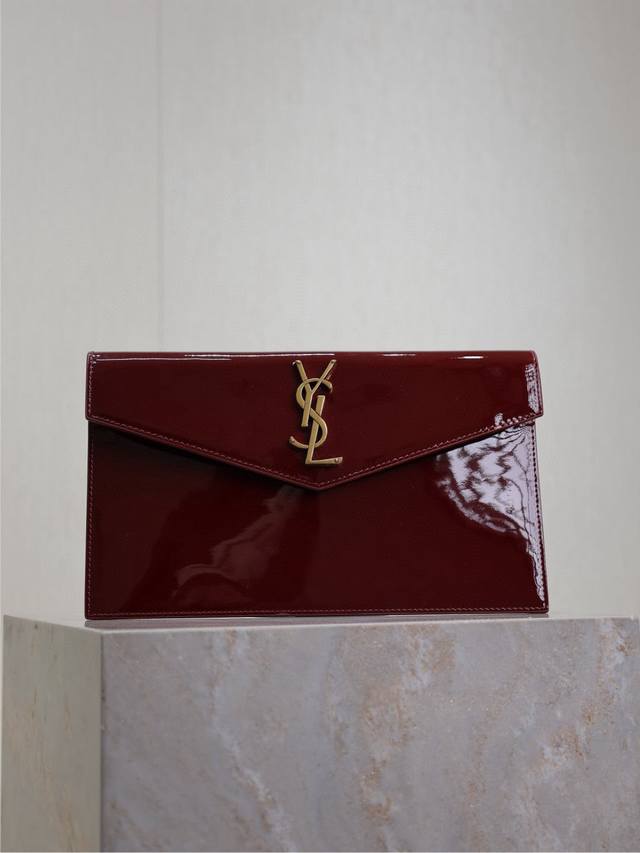 枣红漆皮金扣 Uptown_新品手拿包 最经典的标志性金属Logo，意大利进口牛皮，简约又不失高端，搭配休闲风Or淑女风或者西装都能Hold得住，出门随手一拿就