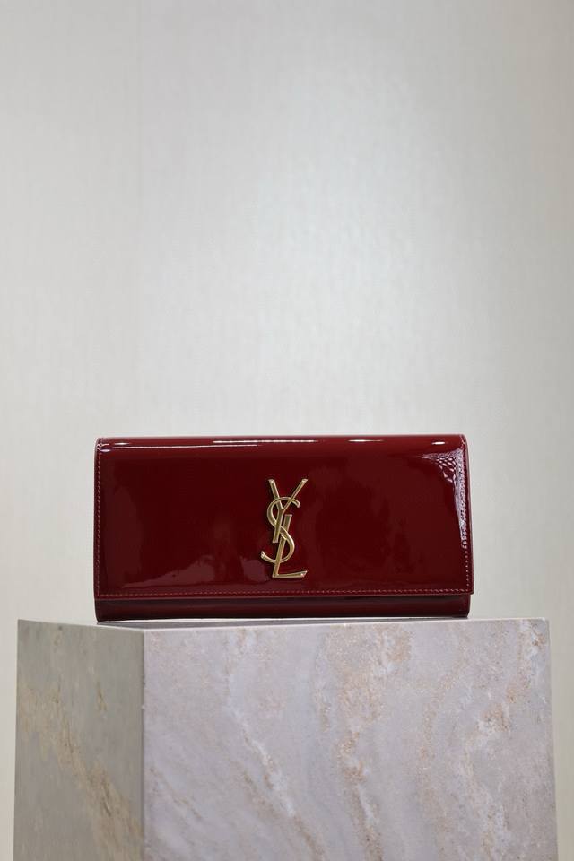 黑色金扣平纹 Classic Kate_手包 经典翻盖手拿包极具代表性的金属Logo标志，进口南非牛皮，简单的金属装饰，整体低调精致又百搭，手拿包夹在手臂下Or