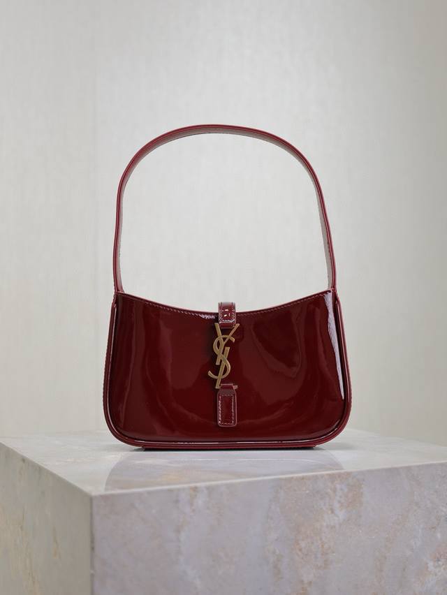 酒红漆皮 原厂皮版本 Le 5A7 Mini_Y家爆火腋下包打铁趁热出小迷你尺寸啦！虽说这款包设计倒不是一眼夺人眼球的包品，但是真的是属于越看越耐看越上头的简约