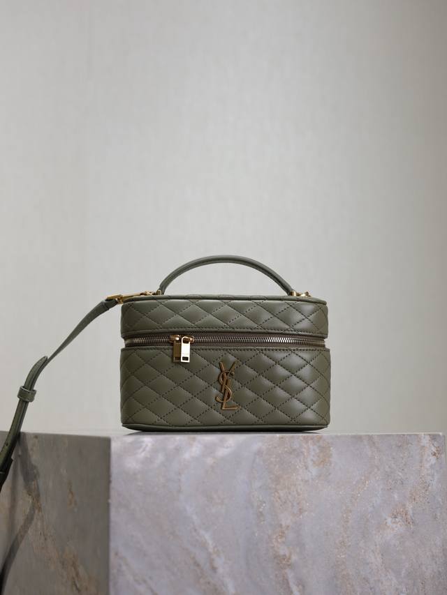 麦绿色 Gaby Mini 盒子包 即将火爆新一季春夏的小可爱来袭～朴彩英同款化妆包 盒子包，采用小羊皮独特衔缝工艺，双拉链设计方便开合，小小包身大大容量，可拆