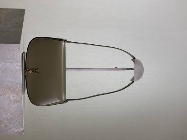 麦绿色 新款Voltaire Mini腋下包 半月型简约设计，独特的Cassandra旋扣开合，彰显独特魅力与前卫格调，完美体现Y家现代女性的优雅气质！ 款号：