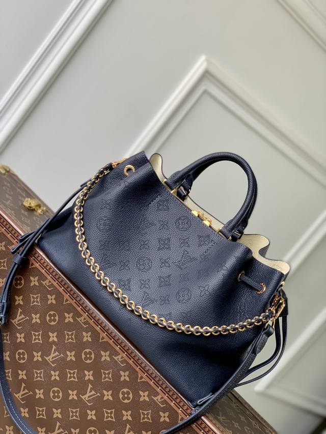 顶级原单 M14316蓝色 本款 Bella Tote 手袋取材品牌标志性镂花穿孔皮革,与可拆卸链条相映成趣,成就通勤与周末出行的经典之选。充裕构型方便收纳平板 顶级原单 M14316蓝色 本款 Bella Tote 手袋取材品牌标志性镂花穿孔皮革,与可拆卸链条相映成趣,成就通勤与周末出行的经典之选。充裕构型方便收纳平板