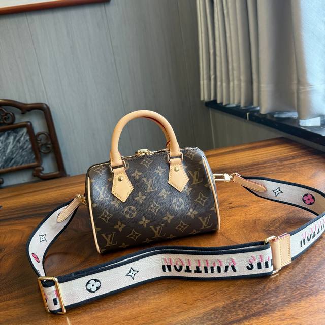 厂价 。 最高版本原厂皮顶级原单配专柜全套包装 顶级原单 本款 M46234黑色 M46222杏色 M46234皮肩带 Speedy BandoulièRe 2 厂价 。 最高版本原厂皮顶级原单配专柜全套包装 顶级原单 本款 M46234黑色 M46222杏色 M46234皮肩带 Speedy BandoulièRe 2