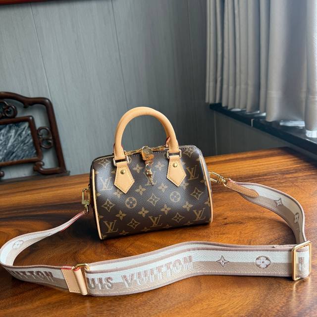 厂价 。 最高版本原厂皮顶级原单配专柜全套包装 顶级原单 本款M46222杏色 M46234黑色 M46234皮肩带 Speedy BandoulièRe 20