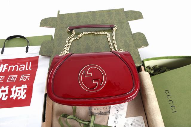 厂价 。 最高版本原厂皮顶级原单配专柜全套包装 简介:品牌标识符号在每一季都会透过不同手法焕新演绎。系列推出全新设计的双G图案,风格张扬夺目。这款小号手袋采用提 厂价 。 最高版本原厂皮顶级原单配专柜全套包装 简介:品牌标识符号在每一季都会透过不同手法焕新演绎。系列推出全新设计的双G图案,风格张扬夺目。这款小号手袋采用提