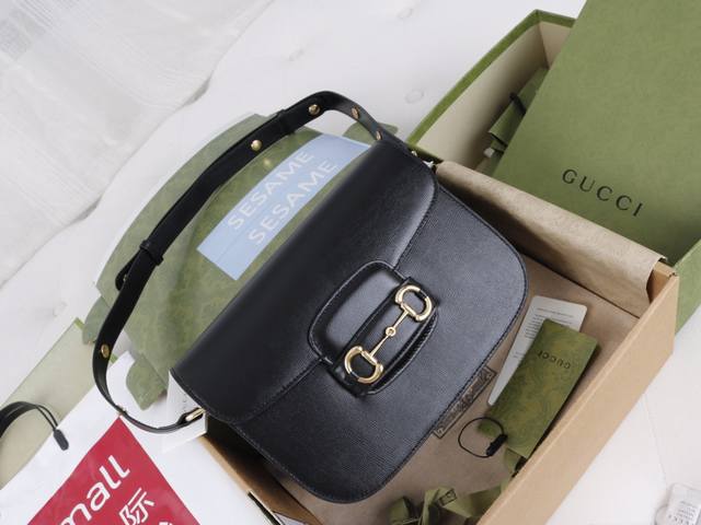 厂价 。 最高版本原厂皮顶级原单配专柜全套包装 简介：马衔扣手袋在早春系列中惊艳亮相，以全新视角演绎经典设计。这一手袋延用了六十余年前经典单品的线条与造型，将经