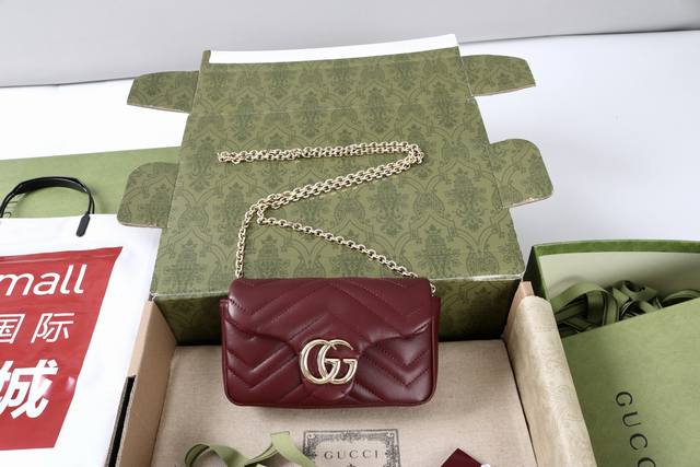 厂价 。 最高版本原厂皮顶级原单配专柜全套包装 简介；Marmont系列匠心融蕴双G造型配件和切面链式包带，甄选柔软皮革缔就线条柔和的包型。这款迷你包袋缀饰20