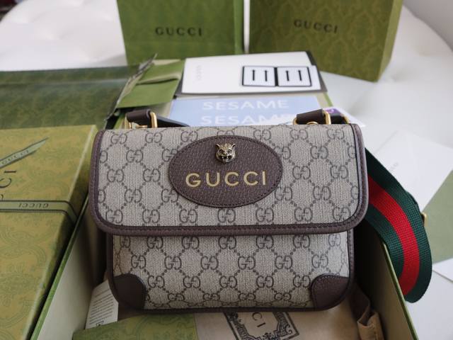 厂价 。 最高版本原厂皮顶级原单配专柜全套包装 简介：灵感来源-邮差包采用复古风格设计。结构井井有条，每侧均配有翻盖扣。中央开口隔层可以使用磁片打开与Gg图案形