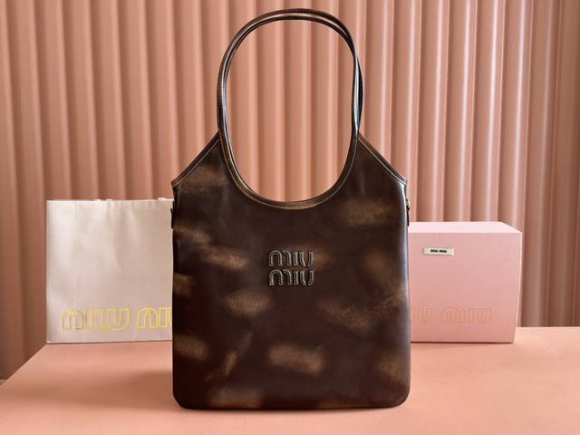 配全套原厂专柜包装 M家新款Hobo 托特腋下包，秋冬系列限定款，这款设计得能让更多美眉轻松驾驭 Effor 的时髦感，背上竟然能显得人侧面很薄，包包自重也很轻