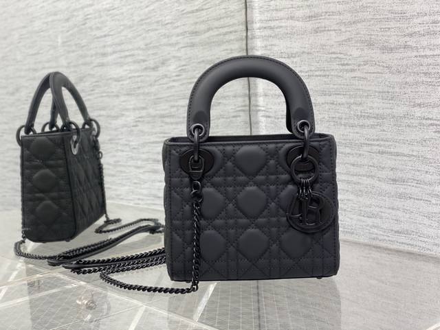 配全套原版包装 原厂品质 磨砂黑现货 原厂皮内里配羊绒藤格纹哑光小牛皮翻盖式戴妃包、人手一个必备的三格小包。迷人优雅又气场十足,斜挎手拎也是女人味十足,经典时尚 配全套原版包装 原厂品质 磨砂黑现货 原厂皮内里配羊绒藤格纹哑光小牛皮翻盖式戴妃包、人手一个必备的三格小包。迷人优雅又气场十足,斜挎手拎也是女人味十足,经典时尚