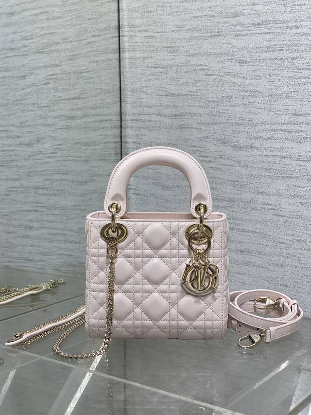 配全套原版包装 原厂品质 三格樱花粉现货 Classic Lady戴妃包，人手一个必备的三格小包。迷人优雅又气场十足，斜挎手拎也是女人味十足，经典时尚风格。In