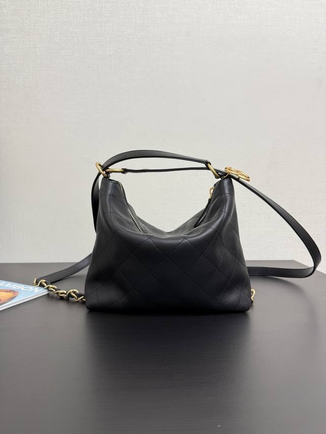 原厂皮 现货25S Hobo真的好爱 一包三用 中号慵懒十足！把背带拉近就可以瞬间变成双肩包背带放松就可以变单肩Hobo，灵动肩带设计真的太棒了，包包正面简约大