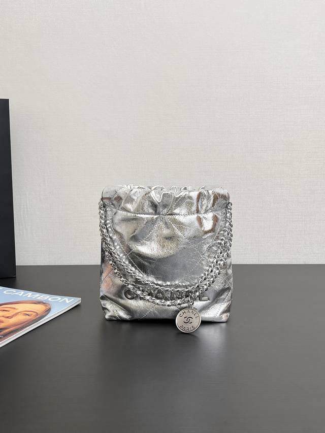 原厂皮 现货 25 Smini 22Bag 这是我这季里面最最最最最最最期待喜欢的一款了火遍全网太绝了一包难求巨好看巨种草，呼声最高 这款时髦度最高，可爱俏皮小