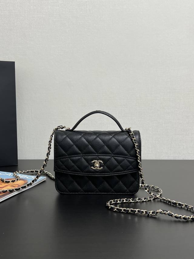 原厂皮 现货25C一包三背双肩包 这款设计简约而不失优雅 荔枝手感太好啦！有三种背法光这一点就很值得入！上身也很好看！真的是太爱了 尺寸：14*18*3*Cm9