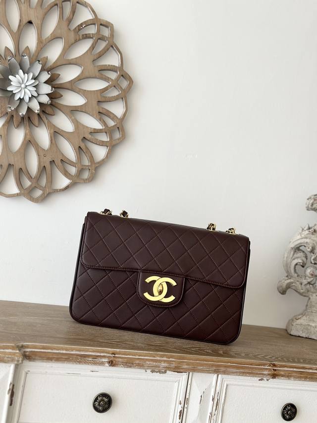 贝嫂同款 Chanel 羊皮 棕色 绝版大金扣包 现货 Chanel Classic Flap Bag是1983年老佛爷接手Chanel后对香奈儿女士的设计稍作