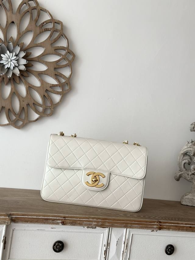 贝嫂同款 Chanel 羊皮 珠光白 绝版大金扣包 现货 Chanel Classic Flap Bag是1983年老佛爷接手Chanel后对香奈儿女士的设计稍