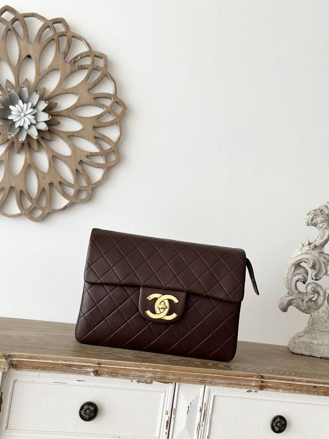 现货 Chanel Vintage 贝嫂款背包 绝版款 羊皮 棕色 Chanel Jumbo贝嫂背包 背包款的贝嫂包非常特别 加上大双C Logo 帅气吸睛 非