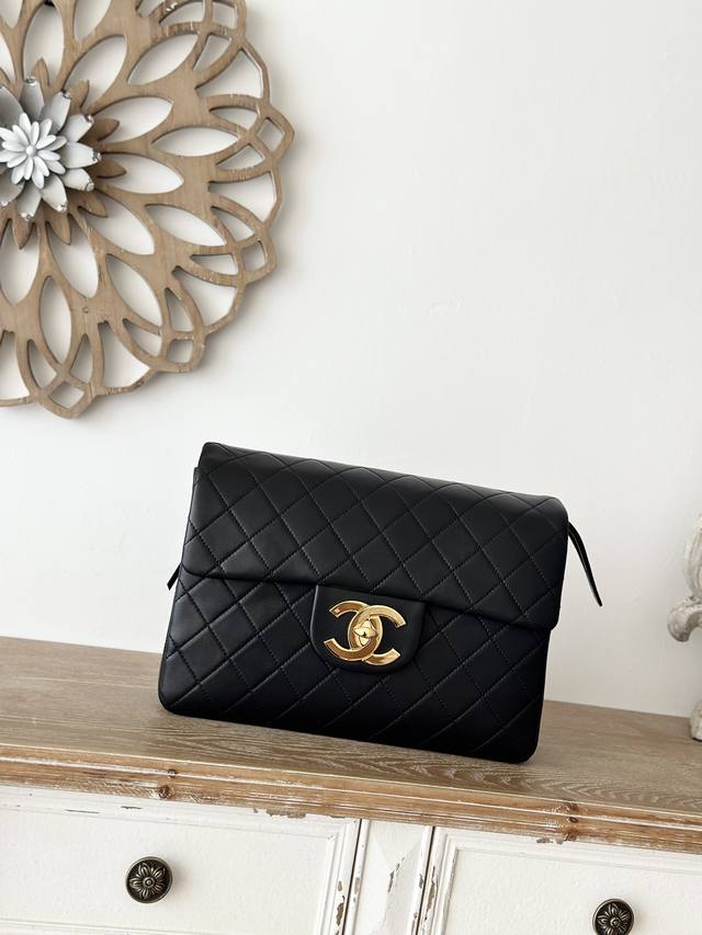 现货 Chanel Vintage 贝嫂款背包 绝版款 羊皮 黑色 Chanel Jumbo贝嫂背包 背包款的贝嫂包非常特别 加上大双C Logo 帅气吸睛 非