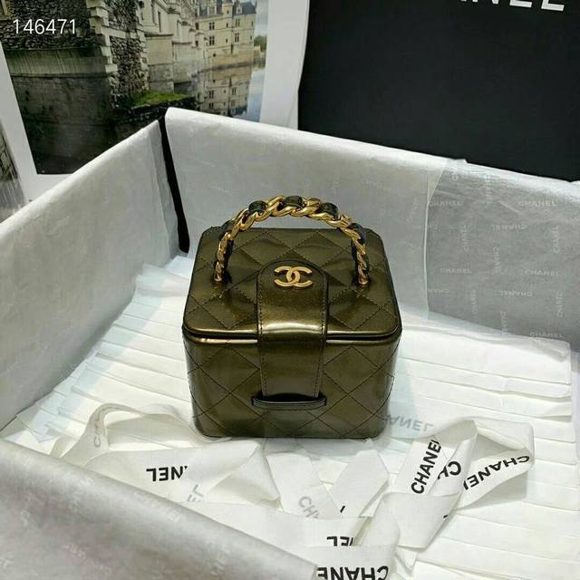 现货!原版开发 小号Chanevintage化妆包 这款是香奶奶家Vintage小怪级别的化妆包 绿色手提化妆包 这款颜色真的很绝 泛着珠光感 不同灯光能折射出 现货!原版开发 小号Chanevintage化妆包 这款是香奶奶家Vintage小怪级别的化妆包 绿色手提化妆包 这款颜色真的很绝 泛着珠光感 不同灯光能折射出