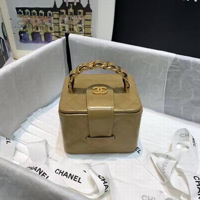 现货！原版开发 小号Chanevintage化妆包 这款是香奶奶家Vintage小怪级别的化妆包 绿色手提化妆包 这款颜色真的很绝 泛着珠光感 不同灯光能折射出