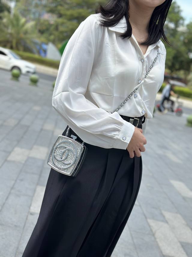 大号尺寸：14Cm超实用的一款顶级定制化妆盒子包上身效果图曝光！回头率超高哦Ohanel是不是有珠宝首饰的点缀！更加的高贵无比，钻石粉饼盒、限量款产品，能看到绚