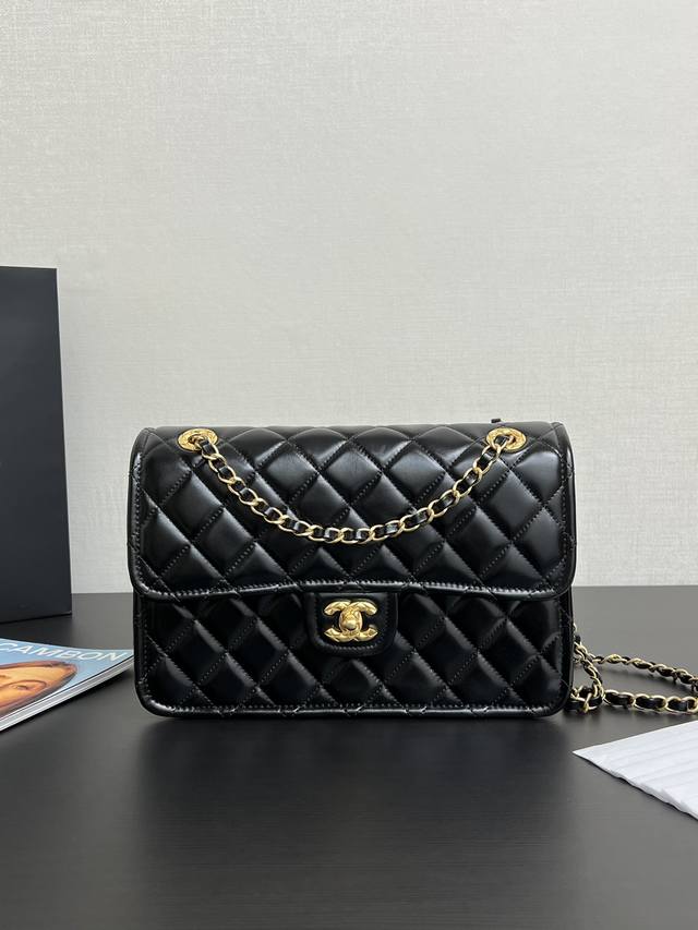 原厂皮现货 24K新款豆腐包美呆了~ 推出巅峰 真的超级火爆 荔枝牛皮 耐磨耐脏 金扣搭配又非常经典 超级百搭 容量也可以 目测又会像Cf一样断货的款式 小号尺