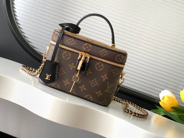 动态变码芯片 顶级原单加强版 M42264 春夏款化妆包 M45165此款的盥洗包是携带基本美容用品的个性之选！翻盖内侧的隐藏袋可存放优其贵重的私人物品！独特的