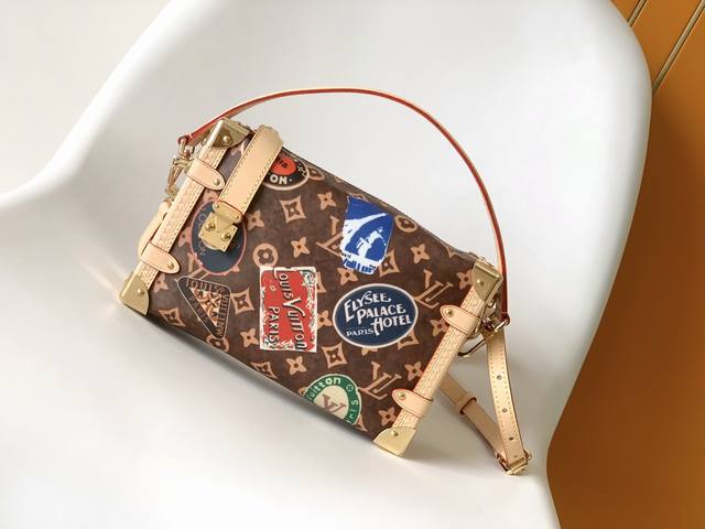 m47085 顶级原单 本款 Side Trunk 中号手袋于 春夏时装秀优雅亮相，选用树脂漆面棉麻混纺打造柔软触感，灵感源自品牌经典硬箱的 Monogram