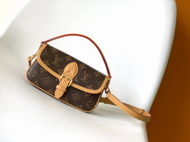 nano Diane 手袋 型号：M83566 Baby老花 品质升级 升级菱格面料，专柜同步电子变码芯片 以 Monogram Empreinte 皮革浓缩