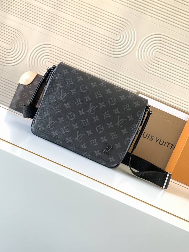 动态芯片 M46255黑花 顶级原单 独家背景实拍 本款 District 小号邮差包透过 Monogram Eclipse 帆布释放俊朗魅力。路易威登标识和左