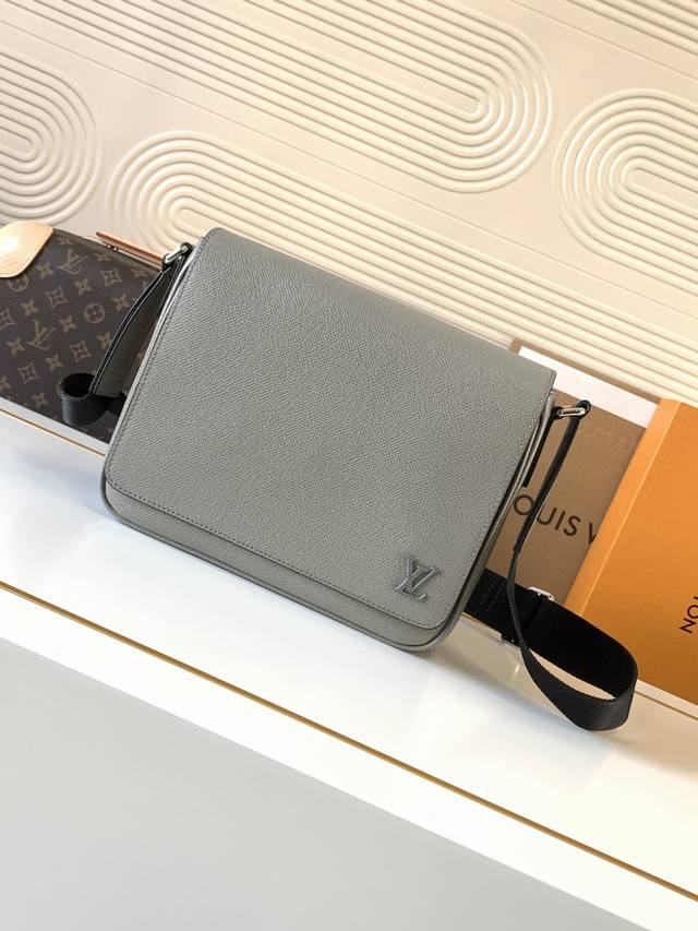 动态芯片 顶级半钢 M30851灰 顶级原单 独家背景实拍 本款 District 小号邮差包采用深染 Taga 皮革，搭配拉链后袋，以方正构型和适宜尺寸成就日