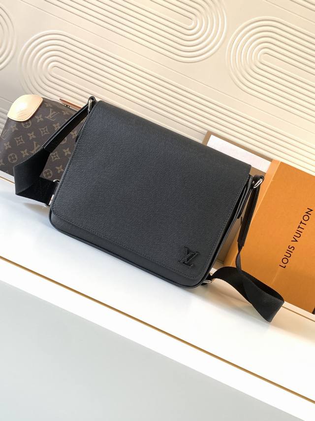 动态芯片 顶级半钢 M30850黑十字纹 顶级原单 独家背景实拍 本款 District 小号邮差包采用深染 Taga 皮革,搭配拉链后袋,以方正构型和适宜尺寸 动态芯片 顶级半钢 M30850黑十字纹 顶级原单 独家背景实拍 本款 District 小号邮差包采用深染 Taga 皮革,搭配拉链后袋,以方正构型和适宜尺寸