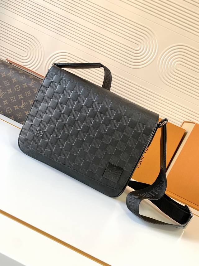 动态芯片 M42711 黑压格顶级原单 独家背景实拍 崭新 District 小号邮差包取材 Damier Infini 牛皮革，搭配磁扣开合和拉链后袋，以经典
