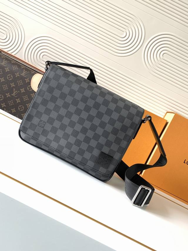 动态芯片 M42710黑格 顶级原单 独家背景实拍 本款 District 小号邮差包较前序版本更为方正紧凑，以 Damier Graphite 涂层帆布强化经