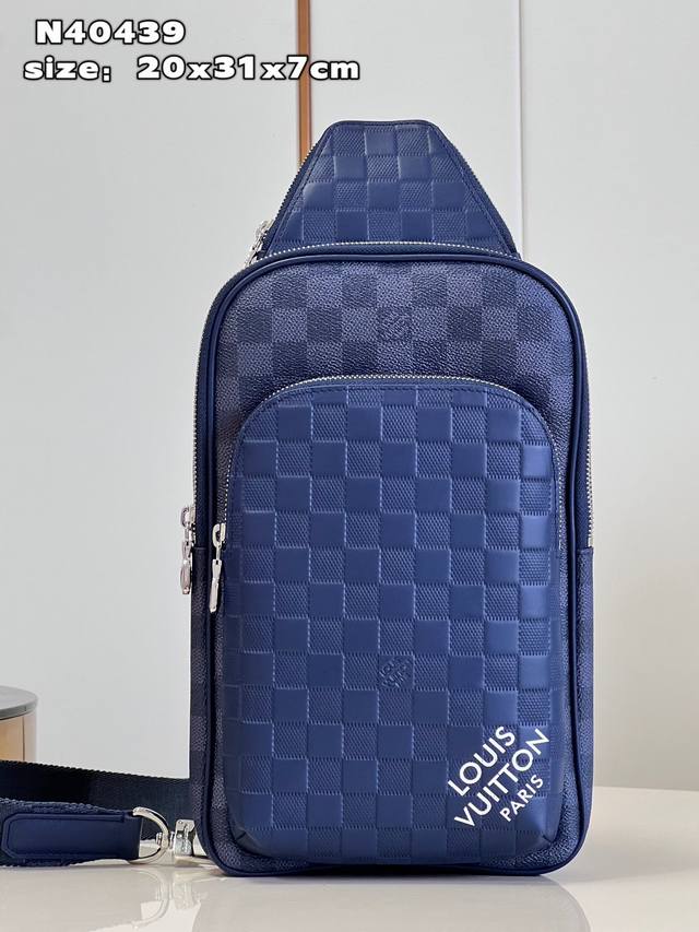 独家实拍 N40439 這款Avenue 单肩包以經典的Damier Graphite帆布配搭Damier Infini壓花皮革，灵巧单肩带便于左右背挎。袋身上