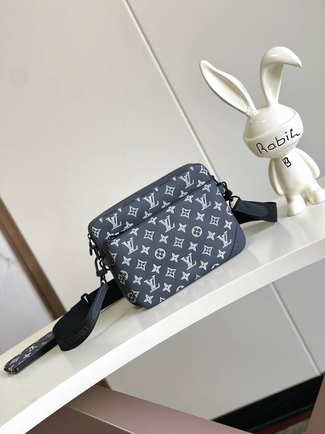 海原外单 独实家拍 M24754灰 M24753蓝 本款 Trio 邮差包取材 Monogram Shadow 牛皮革，先后采用压印和印花工艺描绘 Monogr