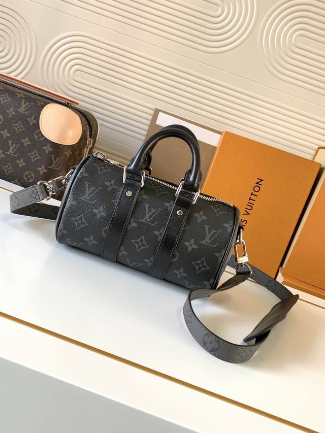 动态芯片 M45947 Mini 顶级原单 独家背景实拍 Aerogram 版本的新款 Keepall Xs，由黑花皮革制成，内敛时尚。黑色金属字母标识，皮革包