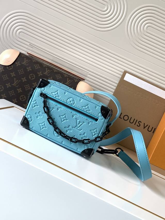 动态芯片 M11673 薄荷绿 顶级原单 独家背景实拍 本款 Mini Soft Trunk 手袋为粒面牛皮革压印 Monogram 图案，令加固包角、正面链条