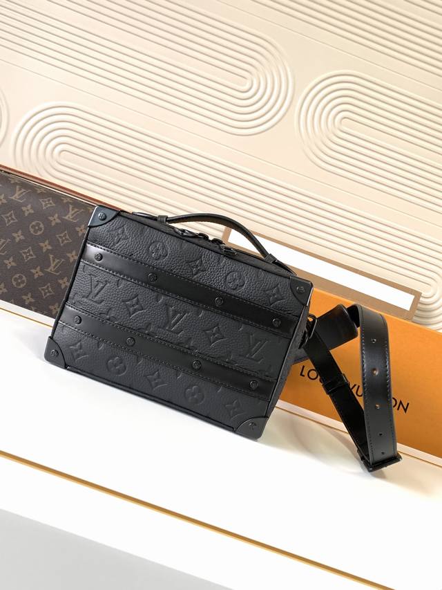 动态芯片 M58163 黑压花 顶级原单 独家背景实拍 本款 Handle Soft Trunk 手袋为 Monogram 皮革压印细腻纹理，以铆钉边角和皮革加