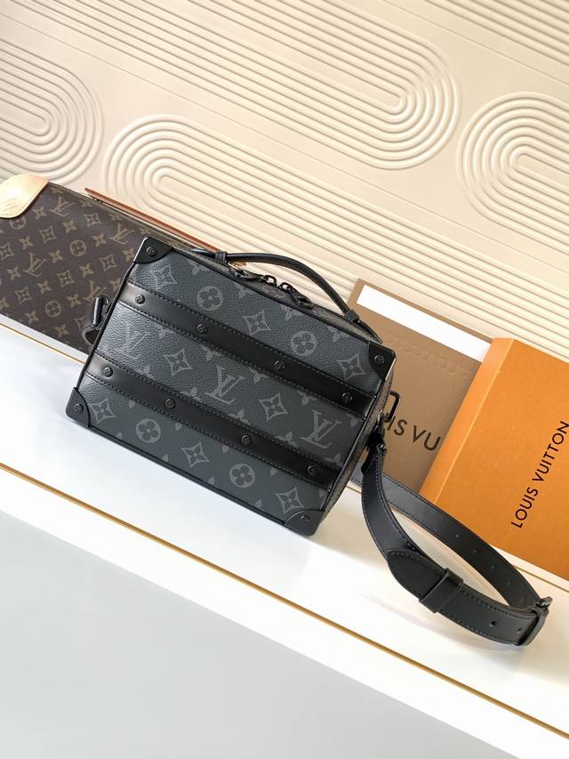 动态芯片 M45935黑花 顶级原单 独家背景实拍 本款 Handle Soft Trunk 手袋取材路易威登标志性 Monogram Macassar 帆布，