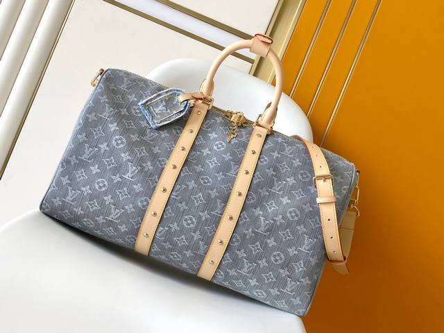 163C芯片 M13748这款精致的Keepall 45旅行袋采用柔和的棉质Monogram帆布制成，它与真皮边框和浅金色金属件完美搭配。侧边带上带有修饰，让人