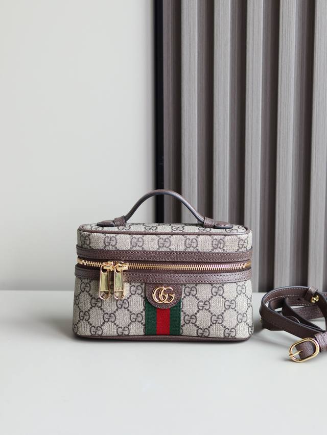 顶级原单 新款 Ophidia系列超迷你肩背包 Ophidia系列标志性双G设计和条纹织带元素为2025早春系列注入新意,呈献全新尺寸与款式,焕新演绎手柄和肩带 顶级原单 新款 Ophidia系列超迷你肩背包 Ophidia系列标志性双G设计和条纹织带元素为2025早春系列注入新意,呈献全新尺寸与款式,焕新演绎手柄和肩带