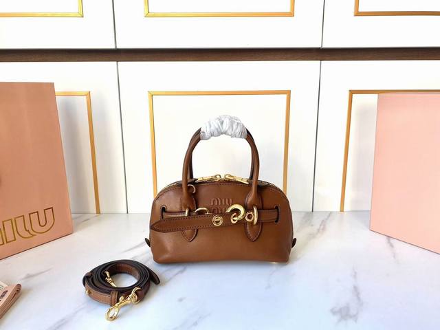miumiu缪缪 新品爆款迷你号贝壳包，釆用顶级复古植柔羊皮，复古磨砂感做旧金属配件，这款Aventure Nappa 皮革迷你手提包灵感源自 Miu家典藏单品