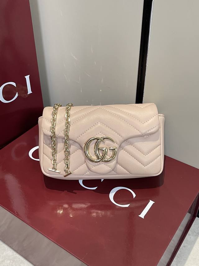 顶级原单 马蒙2.0全新升级品牌标志性Gg Marmont系列匠心融蕴双G造型配件和切面链式包带，甄选柔软皮革缔就线条柔和的包型。这款迷你包袋缀饰20世纪70年